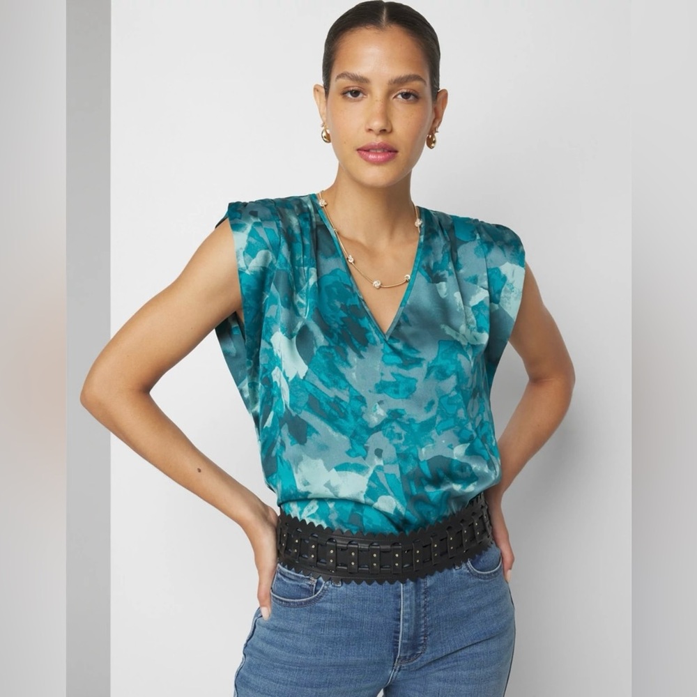 3/$30| 🌸 WHBM V-neck Ruched Shoulder Shell Top